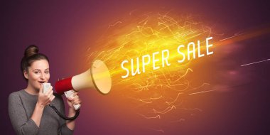 Genç bir kız megafonla bağırıyor. Süper Satış yazıtı, online alışveriş konsepti.