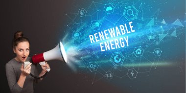 Yenilenebilir Enerji yazıtlarıyla megafonla bağıran genç bir kadın. Modern teknoloji duyurusu.