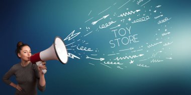 Genç kız oyuncak mağazası yazısıyla megafonla bağırıyor, alışveriş konsepti