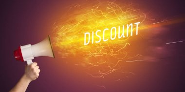 Megafonla bağıran genç bir kız. DisCOUNT yazıtları, online alışveriş konsepti.
