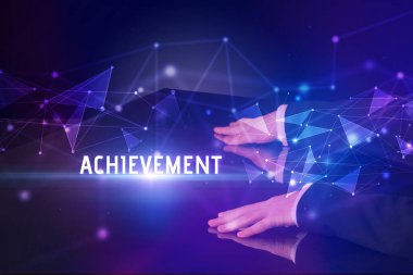 İş adamı ACHIEVEMENT yazıtları ile büyük ekrana dokunuyor, modern teknoloji sektörü konsepti