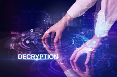 İş adamı DECRYPTION yazıtları ve modern teknoloji konseptiyle büyük ekrana dokunuyor