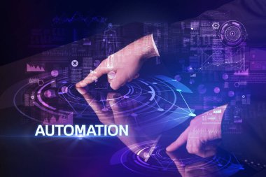 İş adamı, AUTOMATION yazıtları ve modern teknoloji konseptiyle büyük ekrana dokunuyor.