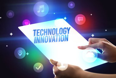 TEKNOLOJİ İSTİHTİM, yeni teknoloji kavramı ile fütüristik tablet tutmak