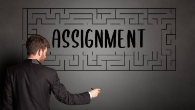 İş adamı, ASSIGNMENT yazıtları ve iş eğitimi konseptiyle labirent çiziyor