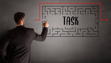TASK yazısıyla labirent çizen işadamı, iş eğitimi kavramı