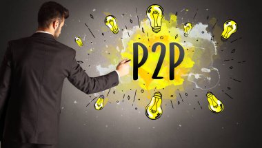P2P kısaltmalı renkli ampul çizen iş adamı, yeni teknoloji fikri kavramı