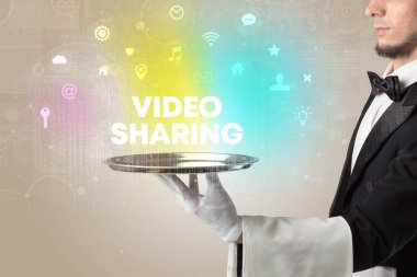 VIDEO SHARING yazıtları ile sosyal ağ hizmeti veren garson, yeni medya kavramı