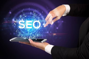 SEO kısaltması, modern teknoloji konsepti ile dokunmatik ekrana yakın çekim