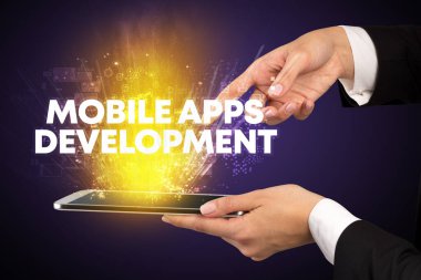 MOBILE APPS DEVELOPMENT yazıtları, yenilikçi teknoloji konsepti ile bir dokunmatik ekran yakın plan