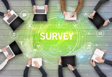 Bir grup insan SURVEY içgüdü, sosyal ağ konsepti ile toplantı yapıyor.