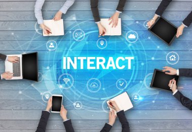 INTERACT içgüdü, sosyal ağ konsepti ile toplantı yapan bir grup insan