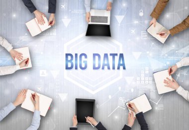 Büyük Veritabanı yazıtları ve modern teknoloji konseptiyle Ofiste Çalışan Meşgul İnsanlar Grubu