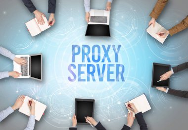 PROXY SERVER kavramına sahip bir dizüstü bilgisayarın önünde bir grup insan, web güvenlik kavramı