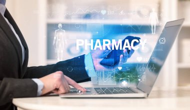 PHARMACY yazıtları ile sağlık kontrolü yapan doktor, tıbbi test sonuçlarını kaydediyor