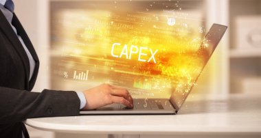 CAPEX yazıtları ve başarılı iş konsepti ile birlikte dizüstü bilgisayarda çalışan iş adamlarının yakınlaşması