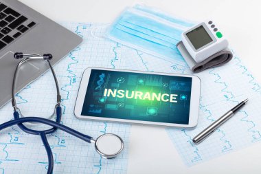 INSURANCE yazıtları, önleme kavramı içeren tablet bilgisayar ve tıbbi malzemeler