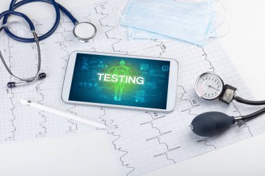 TESTING yazıtları, koronavirüs kavramına sahip tablet pc ve doktor araçları