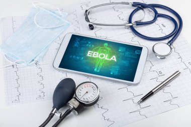 EBOLA yazıtları, koronavirüs kavramına sahip tablet bilgisayar ve doktor araçları