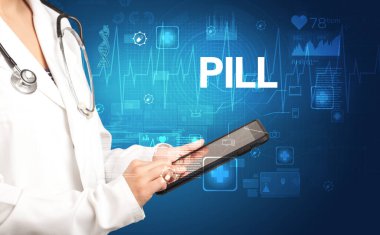 Genç doktor PILL yazıtları ve sağlık hizmeti konseptiyle notlar yazıyor.