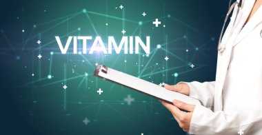 Doktor tıbbi kayıtları VITAMIN yazıtları ve tıbbi konseptle dolduruyor.