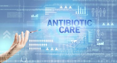 Doktorun elinin beyaz bir eldivende elinde şırıngayla yakın plan görüntüsü AnTIBIOTIC CARE yazıtları, sağlık ve tıbbi konsept içeriyor.