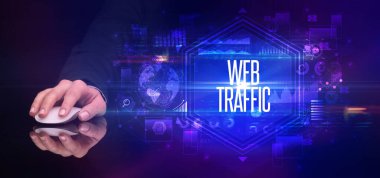 Web TRAFFIC yazıtları ve siber güvenlik konseptiyle el ele tutuşmak