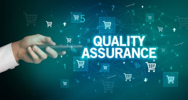 El ele tutuşmak, internetteki alışveriş konsepti ve niteliksel yazı ile birlikte kablosuz çevre.