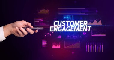 CUSTOMER ENGAGEMENT yazıtları ve siber iş konseptiyle el ele tutuşmak