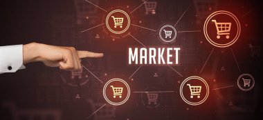 Market yazıtlarına işaret eden kırpılmış ellerin yakın çekimi, çevrimiçi alışveriş kavramı