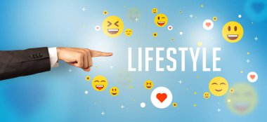 LIFESTYLE yazıtlarına, sosyal medya kavramına işaret eden kırpılmış ellerin yakın çekimi