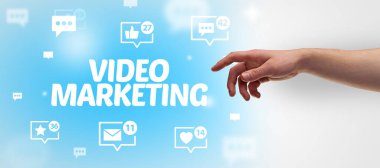 VIDEO MARKETING yazıtlarını, sosyal ağ kavramlarını gösteren kırpılmış ellerin yakın çekimi