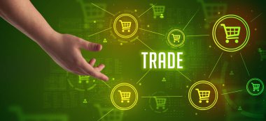 TRADE yazıtlarına işaret eden kırpılmış ellerin yakın çekimi, çevrimiçi alışveriş kavramı