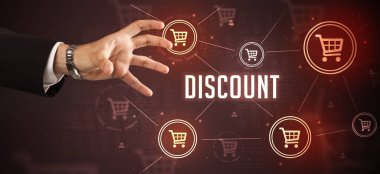 Çevrimiçi alışveriş kavramına, DISCOUNT yazıtlarına yakın çekim el işaretleri