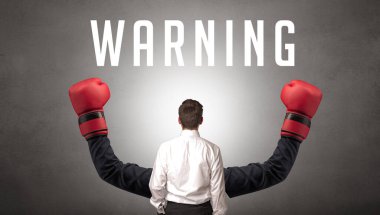 UYARI yazıtları ve siber güvenlik kavramına sahip bir işadamının arka görünüşü