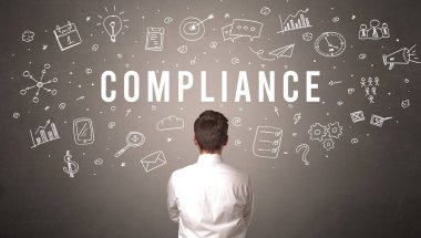 COMPLIANCE yazıt, modern iş konsepti ile bir iş adamının arka görünümü