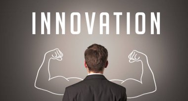 INNOVATION yazıtları, güçlü iş konsepti olan bir iş adamının arka görüşü