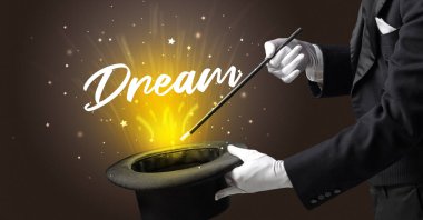 Sihirbaz Rüya yazıtları ve seyahat konseptiyle sihirbazlık numarası yapıyor.