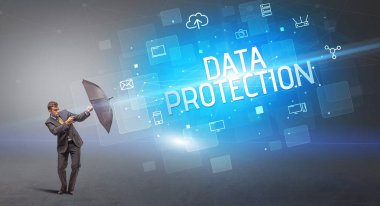 Siber saldırı ve DATA PROTECTION yazıtları ve çevrimiçi güvenlik konseptiyle savunma yapan iş adamı.