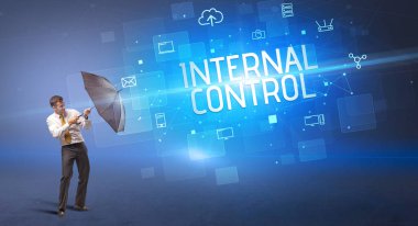 Siber saldırı ve InterTERNAL Kontrol yazıtları ve çevrimiçi güvenlik konseptiyle savunma yapan bir iş adamı.