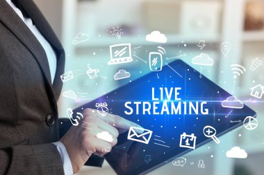 Bir Kişinin Sosyal Ağ Kullanımına Yakın Çekim Yazıtı Yaşa