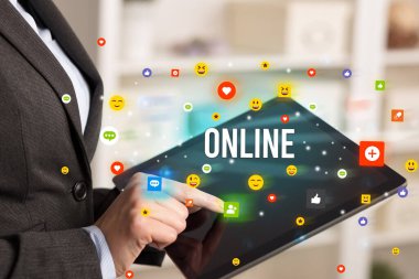 Sosyal medya simgeleri ve ONLINE yazıtlarıyla multimedya oynayan iş adamını kapat