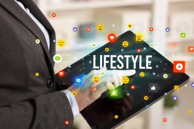 Sosyal medya simgeleri ve LIFESTYLE yazıtlarıyla multimedya oynayan işadamını kapat