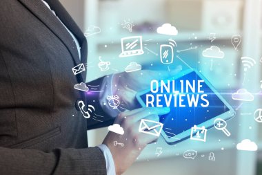 ONLINE REVIEWS yazıtları ile Sosyal Ağ Kullanan Bir Kişinin Yakın Çekimi