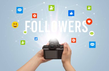 FOLLOWERS yazıtlı sosyal medya içeriğini yakalamak için kamera kullanmak, sosyal medya içeriği kavramı