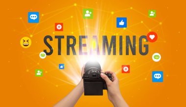 STREAMING yazıtları, sosyal medya içeriği kavramı ile sosyal medya içeriğini yakalamak için kamera kullanmak