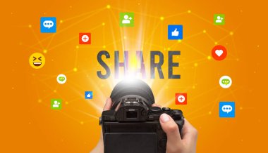Sosyal medya içeriğini yakalamak için kamera kullanmak SHARE yazıtları, sosyal medya içeriği kavramı