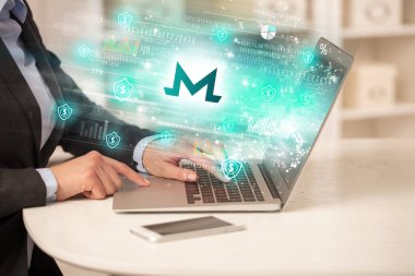 Dizüstü bilgisayarda borsayı izleyen genç adam monero simgeleri, forx konsepti