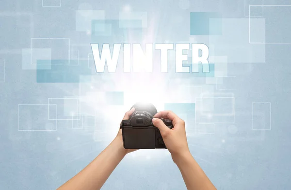 冬の碑文と手を保持デジタルカメラのクローズアップ 旅行の概念 — ストック写真