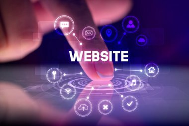 Web teknolojisi simgeleri ve web sitesi yazıtları ile tablete dokunmak, web teknolojisi kavramı